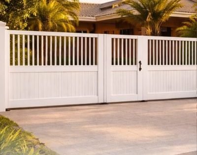 Portail battant blanc à barreaux devant une villa